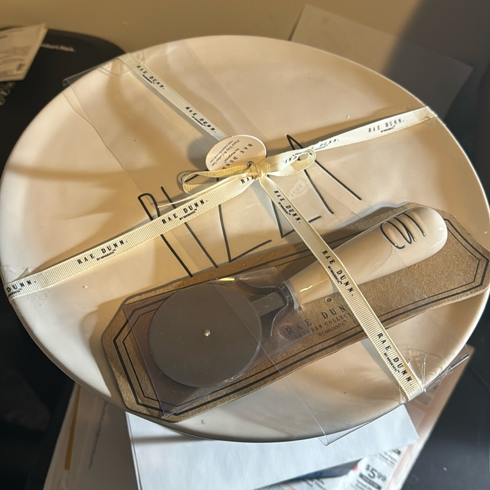 Rae Dunn pizza tray